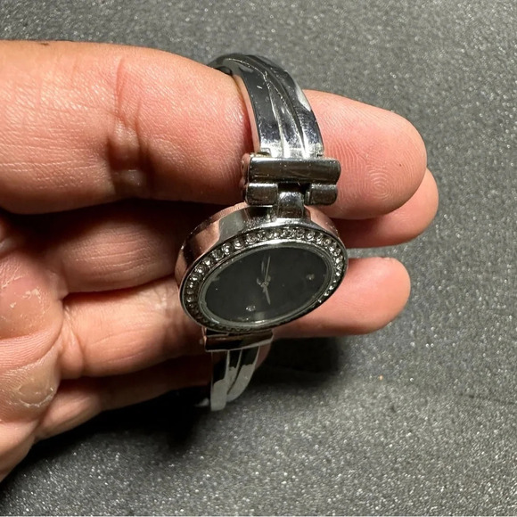 Ladies quartz silver tone diamond accent wrist watch working with new battery - Picture 5 of 10